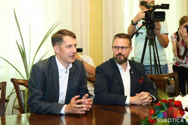 Informisanje na mađarskom jeziku tema sastanka Pastora i generalnog direktora RTV-a