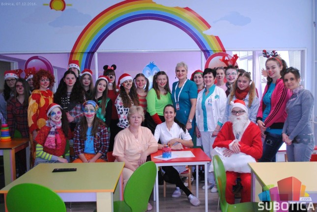 "Nasmejani pajaci" obradovali decu sa pedijatrije subotičke bolnice