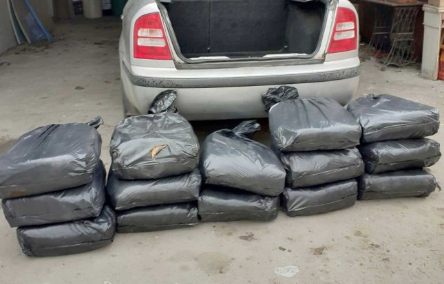 Kod osumnjičene pronađena veća količina rezanog duvana i cigareta bez akciznih markica