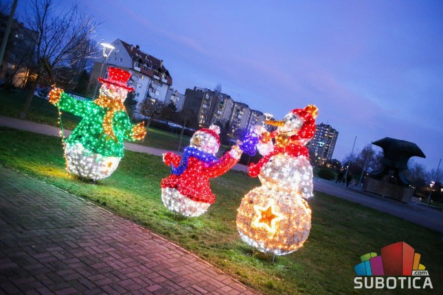 Zasvetlela božićno-novogodišnja dekoracija