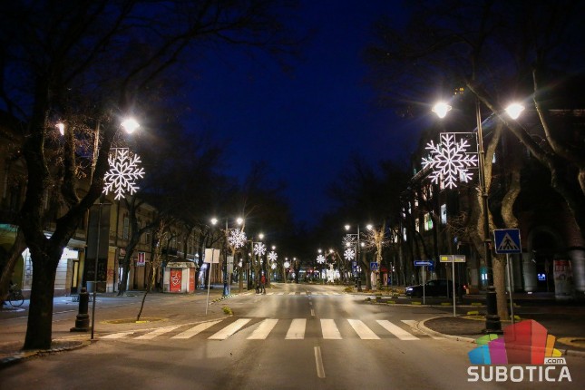 Zasvetlela božićno-novogodišnja dekoracija