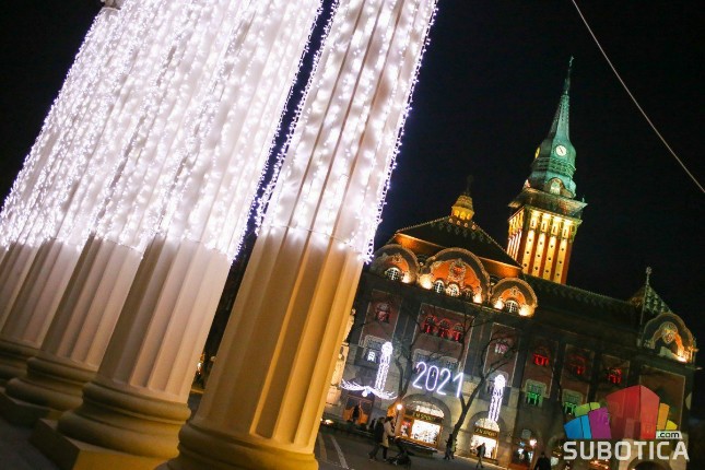 Zasvetlela božićno-novogodišnja dekoracija