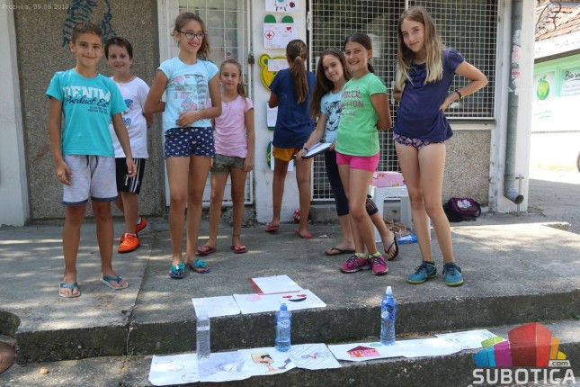 Oni su "slikari novog veka" - deca prodaju crteže i daju novac u humanitarne svrhe