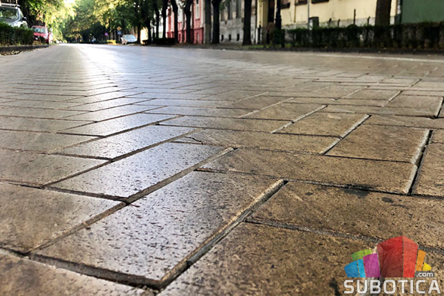 Šta to "pucketa" pod točkovima i đonovima u ulici Braće Radić?