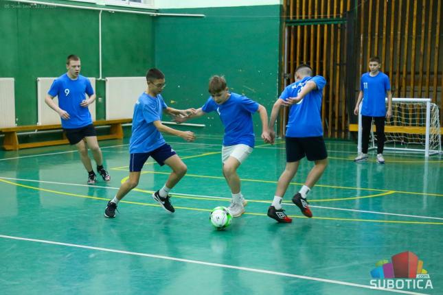 Fudbaler Savo Pavićević poručio osnovcima da obrazovanje i sport moraju ići zajedno