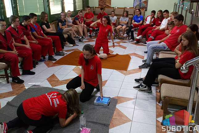 Zajedničke pripreme ekipa Crvenog krsta iz Subotice i Niša za republičko takmičenje