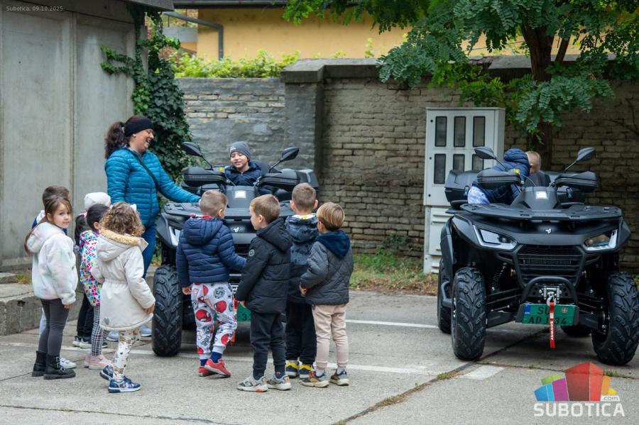 Mališani zavirili u svet policije