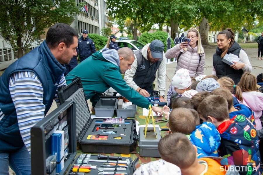 Mališani zavirili u svet policije