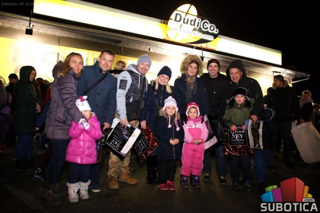 Nekoliko stotina lampiona poletelo je sinoć ispred Dudi Co robne kuće