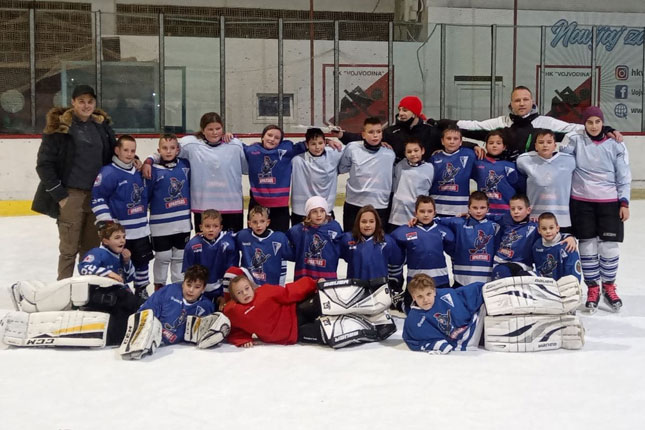 Sve hokejaške selekcije Spartaka nastupaju na turnirima, dok se čeka led na njihovom terenu