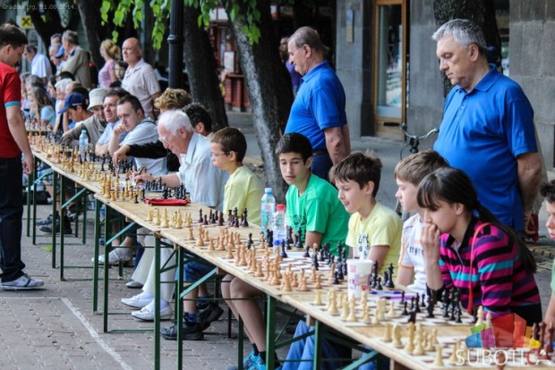 Održana šahovska simultanka na Gradskom trgu