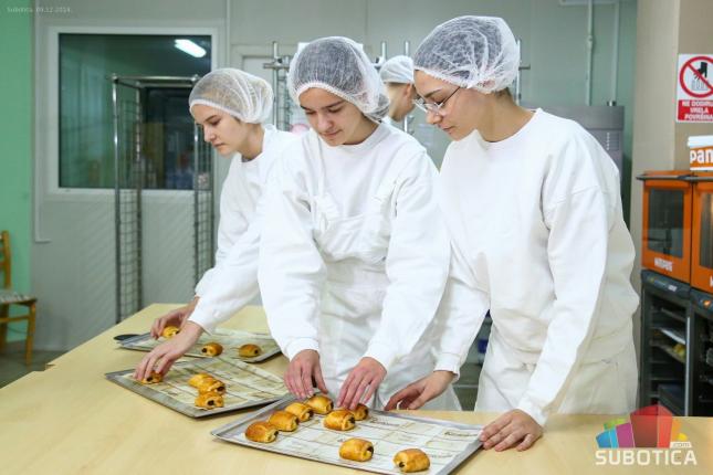 Decenija dualnog obrazovanja u Srbiji - praksa i teorija kao ključ uspeha