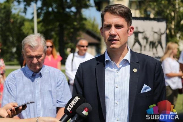 Duž palićke promenade spomen na Lajoša Vermeša