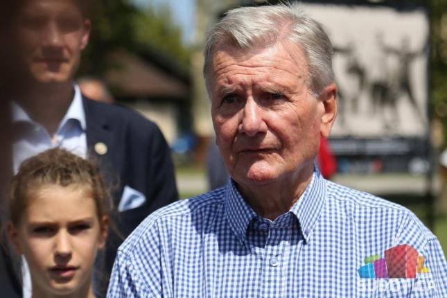 Duž palićke promenade spomen na Lajoša Vermeša