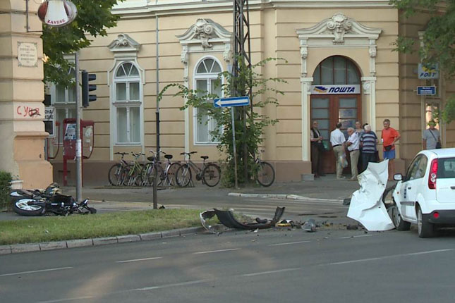 Sudar automobila i motora kod Glavne pošte, teže povrede vozača motora