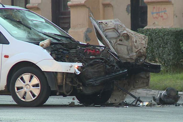 Sudar automobila i motora kod Glavne pošte, teže povrede vozača motora