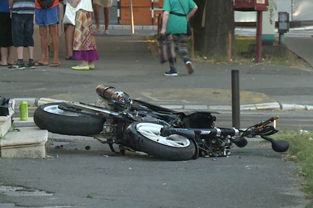 Sudar automobila i motora kod Glavne pošte, teže povrede vozača motora
