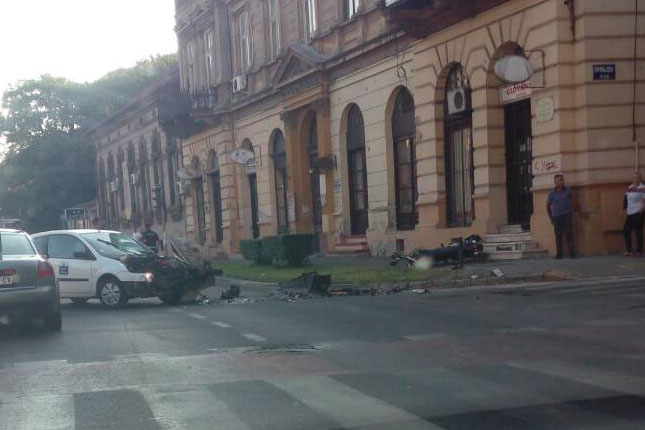 Sudar automobila i motora kod Glavne pošte, teže povrede vozača motora