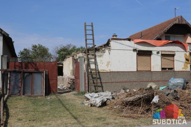 Porodici Dušnoki iz Aleksandrova urušio se krov, apeluju za pomoć ljudi dobre volje