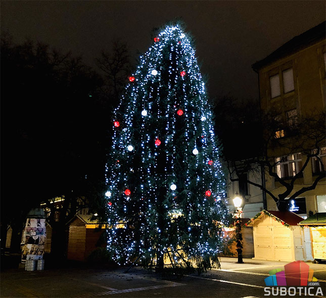 Večeras se pali praznična dekoracija