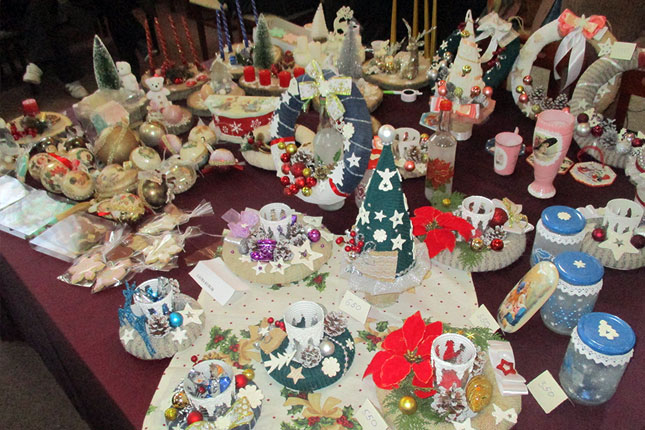 Tridesetak izlagača predstavilo radove na izložbi Božićnjaka u Maloj Bosni