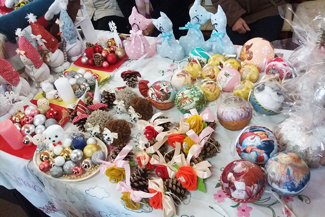 Tridesetak izlagača predstavilo radove na izložbi Božićnjaka u Maloj Bosni