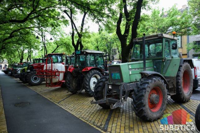 Nakon protestne vožnje traktori parkirani u centru grada