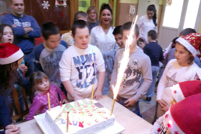 Deca iz OŠ "Sveti Sava" posetila vršnjake u Kolevki i sa Deda Mrazom donela poklone