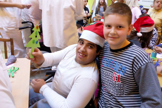 Deca iz OŠ "Sveti Sava" posetila vršnjake u Kolevki i sa Deda Mrazom donela poklone