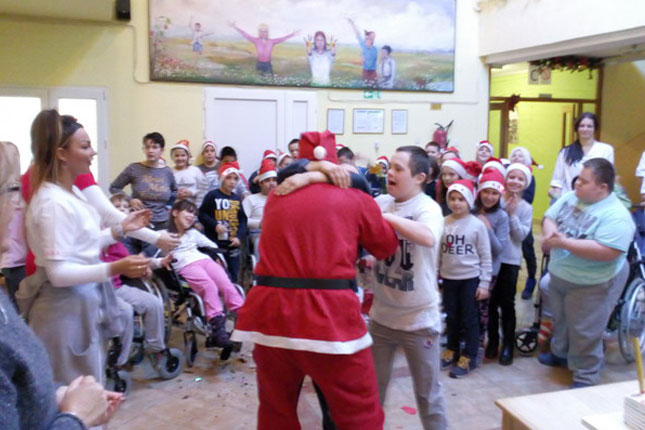 Deca iz OŠ "Sveti Sava" posetila vršnjake u Kolevki i sa Deda Mrazom donela poklone