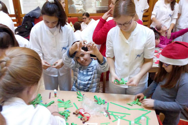 Deca iz OŠ "Sveti Sava" posetila vršnjake u Kolevki i sa Deda Mrazom donela poklone