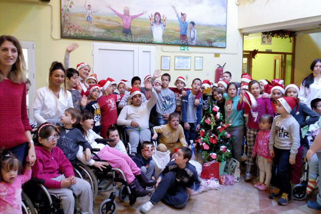 Deca iz OŠ "Sveti Sava" posetila vršnjake u Kolevki i sa Deda Mrazom donela poklone