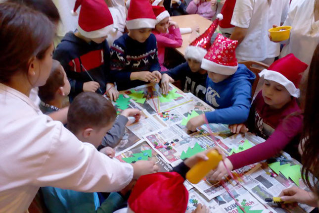 Deca iz OŠ "Sveti Sava" posetila vršnjake u Kolevki i sa Deda Mrazom donela poklone