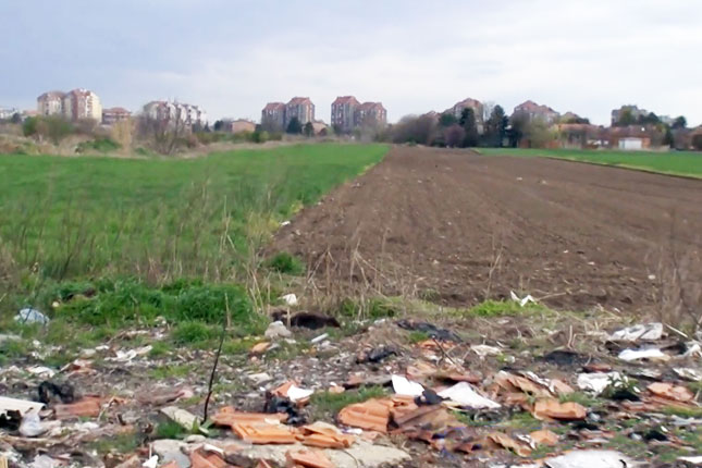 Divlja deponija kod stare ciglane širi se na obližnje njive