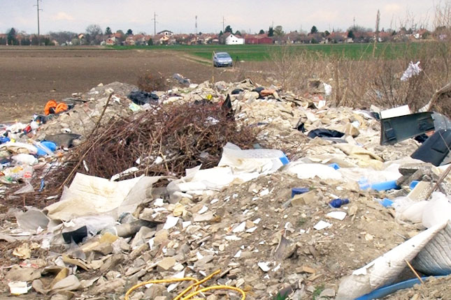 Divlja deponija kod stare ciglane širi se na obližnje njive