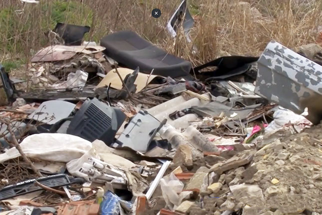 Divlja deponija kod stare ciglane širi se na obližnje njive