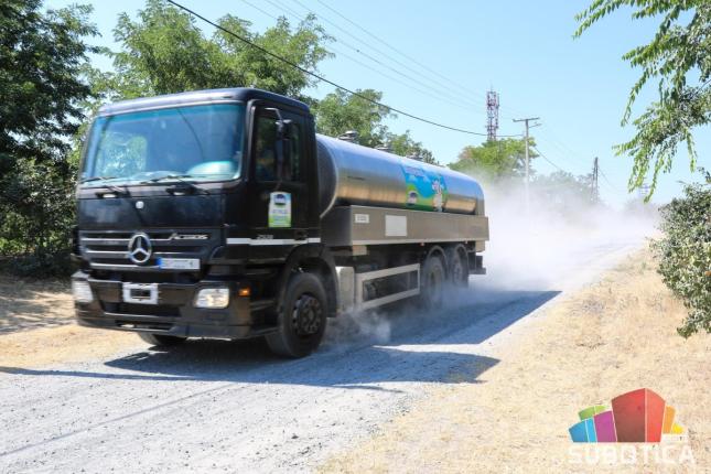 Tucanik podigao prašinu u Donjem Tavankutu, zbog nasipanja puteva stradaju i gume i usevi