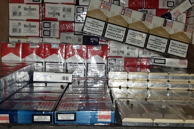 Carinici otkrili dupli bunker pun heroina i cigareta, uhapšeno šest osoba