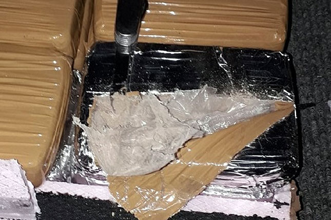 Carinici otkrili dupli bunker pun heroina i cigareta, uhapšeno šest osoba
