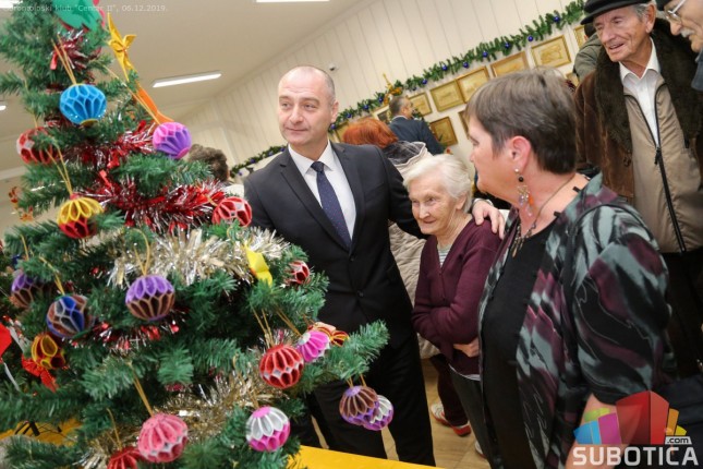 Izabrana najlepša jelka Geronotološkog centra