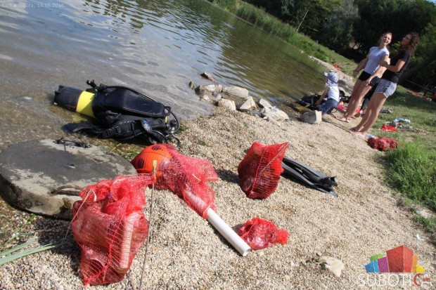 Ronioci iz Vojvodine izvadili više od 120 kilograma smeća iz Bačkotopolskog jezera