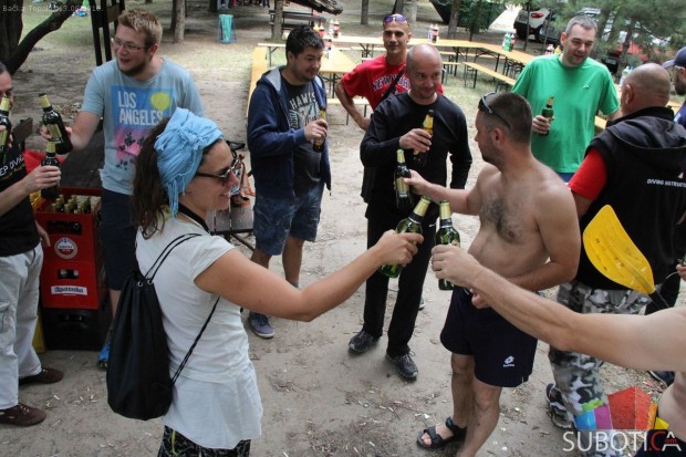 Ronioci iz Vojvodine izvadili više od 120 kilograma smeća iz Bačkotopolskog jezera