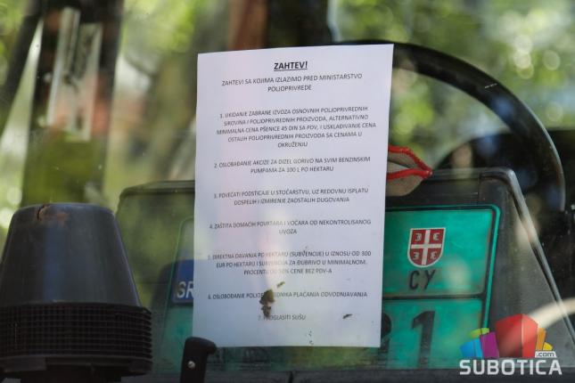 Traktori u centru grada - protestuju i subotički poljoprivrednici