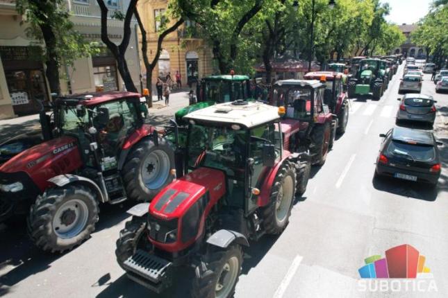 Traktori u centru grada - protestuju i subotički poljoprivrednici