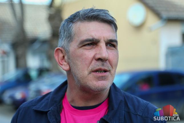 Građevinci podržali Dan borbe protiv vršnjačkog nasilja, na posao došli u roze majicama