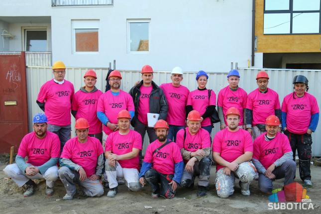 Građevinci podržali Dan borbe protiv vršnjačkog nasilja, na posao došli u roze majicama