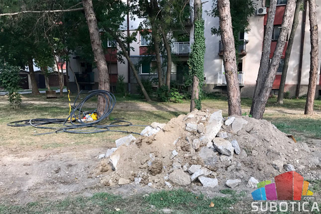 Stanovnici Kertvaroša negoduju zbog raskopanih ulica