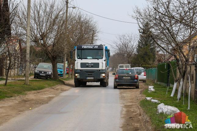 Stanovnicima Zorkine ulice dozlogrdilo: "Svakodnevno nam ulicom protutnji na stotine kamiona"