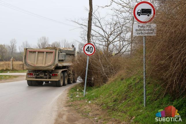 Stanovnicima Zorkine ulice dozlogrdilo: "Svakodnevno nam ulicom protutnji na stotine kamiona"