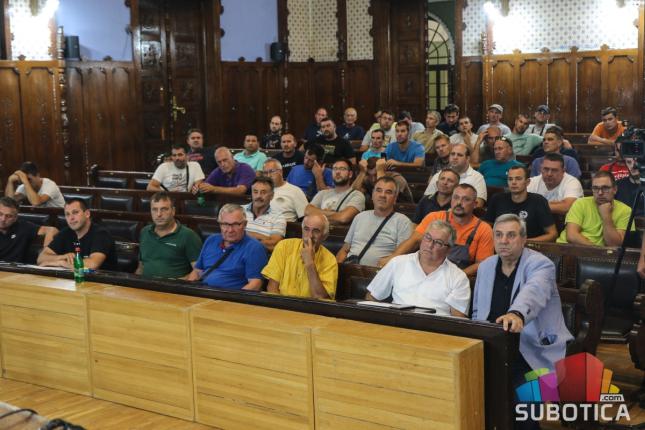 Gradonačelnik Bakić saslušao poljoprivrednike - traktori ostaju u centru